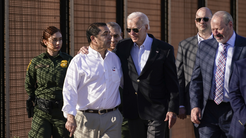 Henry Cuellar, här i vit skjorta i sällskap med president Joe Biden. Arkivbild.