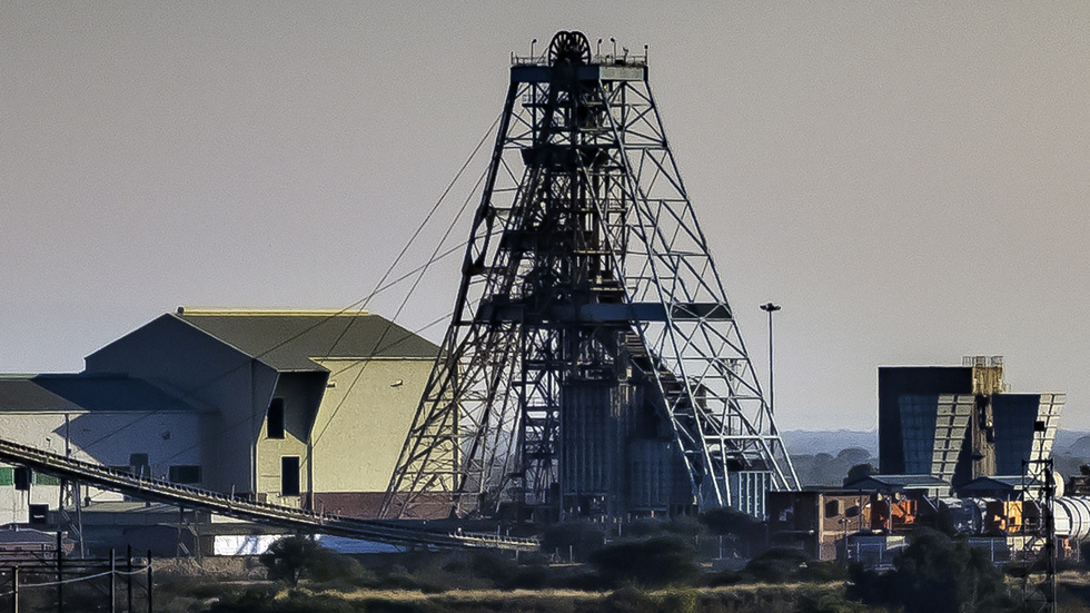 Elva gruvarbetare har omkommit och ytterligare 75 har skadats i en olycka i en platinagruva i Sydafrika. Bild från platsen.
