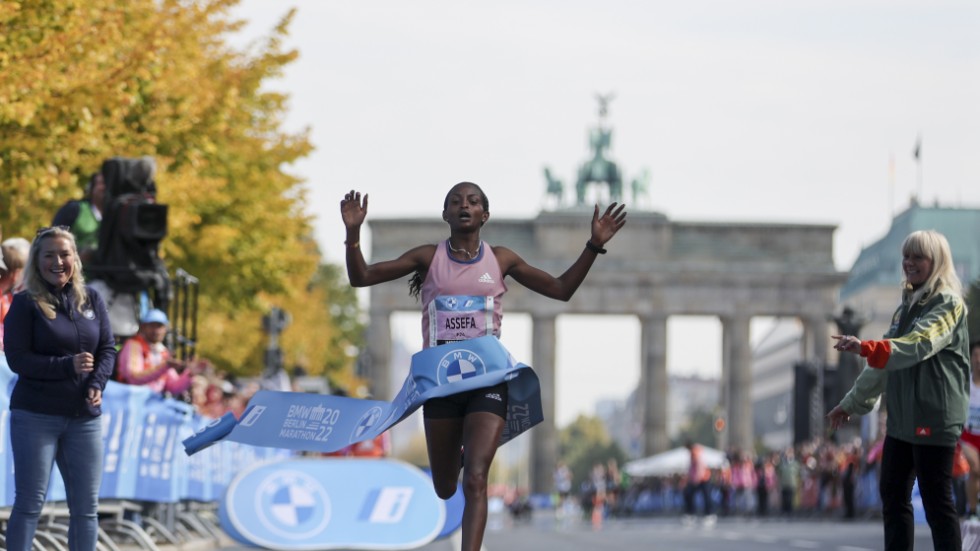 Tigist Assefa slog nytt världsrekord i Berlin.