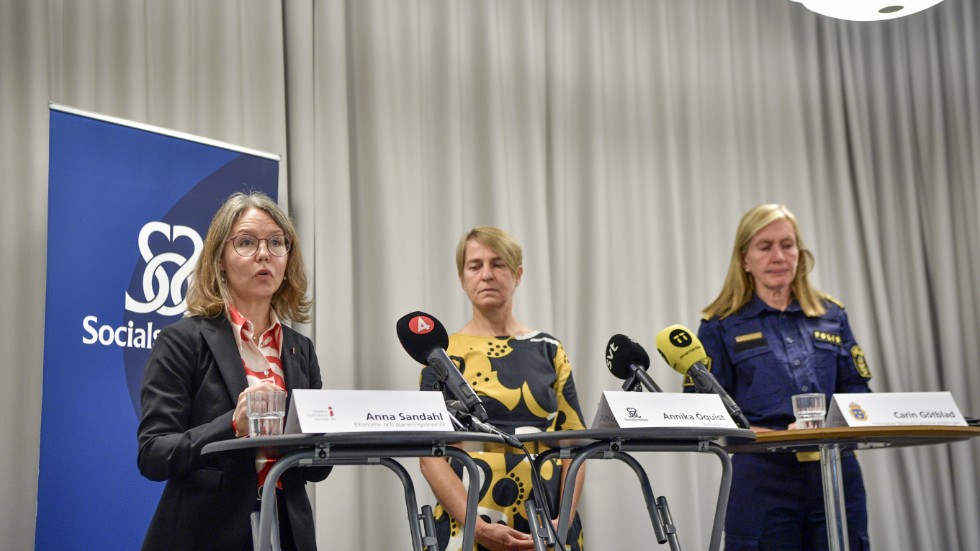 Anna Sandahl, ekonomi- och planeringsdirektör vid Sis, Annika Öquist, enhetschef vid Socialstyrelsen och polismästare Carin Götblad, under måndagens pressträff.