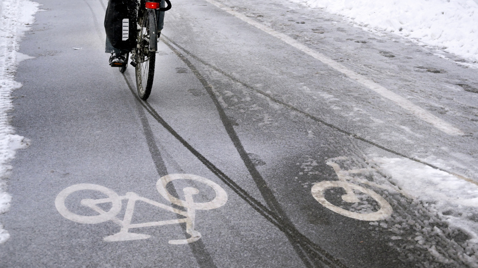 En cyklist på en cykelbana.