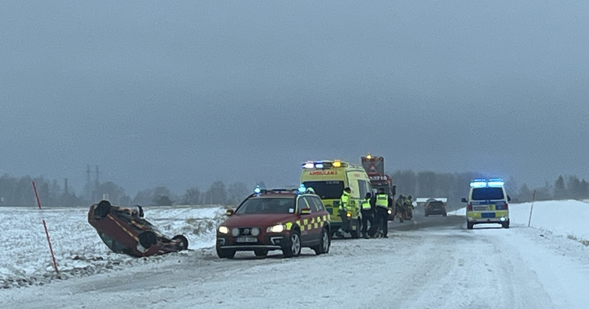 Bil Voltade Och Hamnade På Taket – En Person Till Sjukhus