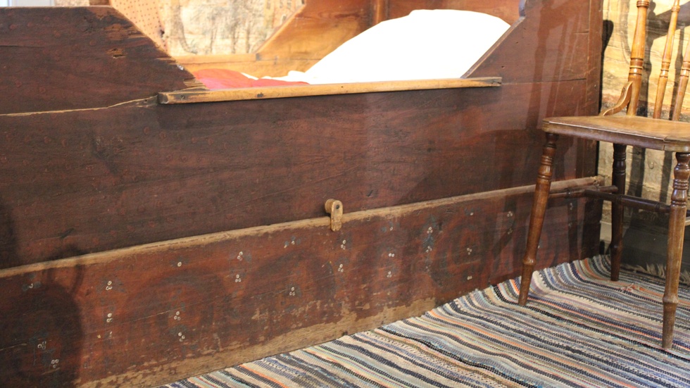 Sängen är ett bidrag från Vimmerbys hembygdsförening. Lådan undertill ska ha använts för att stänga inne hönsen om natten.