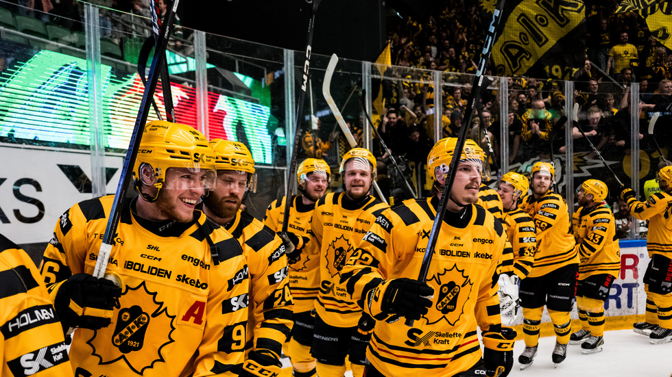 Skellefteås spelare jublar efter final fyra i SHL mellan Rögle och Skellefteå den 27 april 2024 i Ängelholm. 