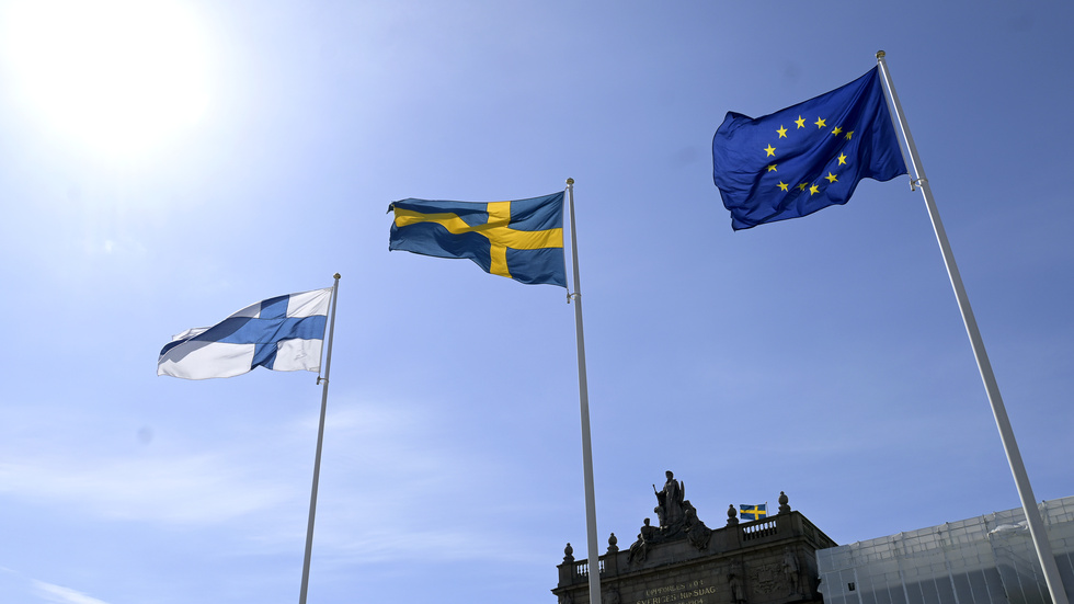 Skribenten tycker att Finlands JK har agerat bättre än Sveriges motsvarighet.