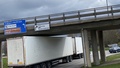 Lastbil fastnade i viadukt – vi direktrapporterar