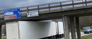 Lastbil fastnade i Åbroviadukten – vi direktrapporterar