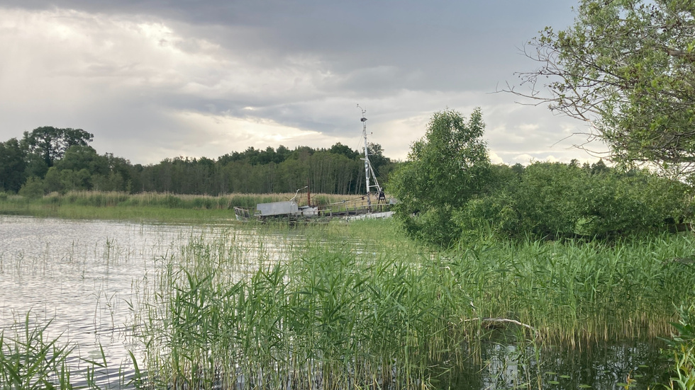 Ett av båtvraken i åmynningen vid Ängsholmen utanför Torshälla.