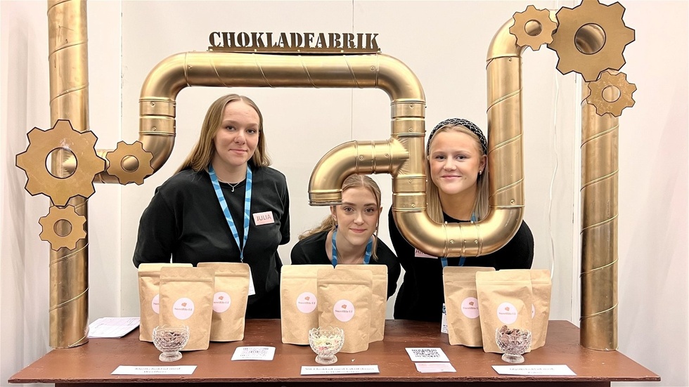 Julia Jonsson, Alma Lind och Alice Lindberg går i klass HA21, sista året på Carlsund. De driver UF-företaget Sweet Bite.