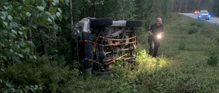 Grovt rattfull kvinna voltade med bilen