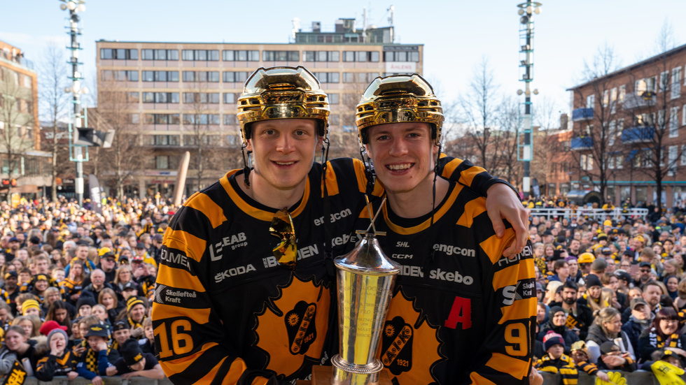 Linus Lindström och Rickard Hugg med Le Mat-pokalen på Guldtorget. 