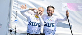 Svenska seglingsparet tog OS-brons – hoppade jublande i vattnet