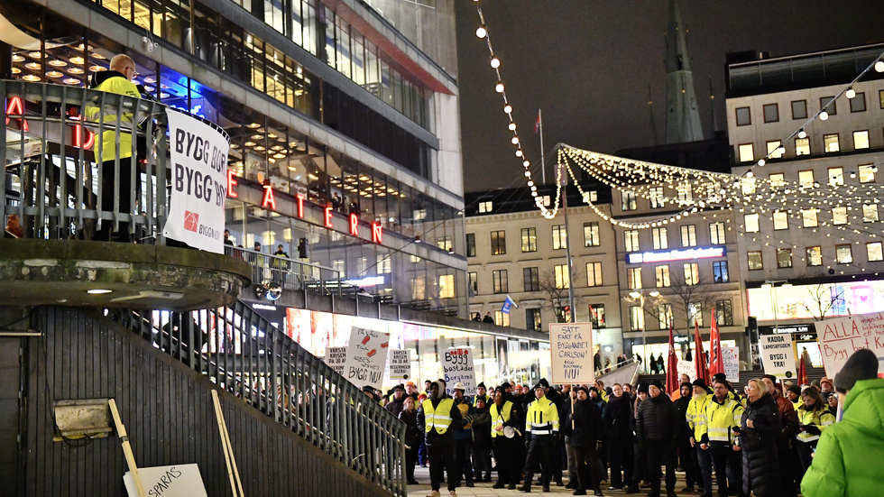 ”Tidigare i vintras samlades hundratals byggnadsarbetare på Sergels torg i Stockholm för att demonstrera mot regeringens passivitet. Med sig hade de en namninsamling med över 18 000 underskrifter och ett enda budskap till Regeringen: Gör något.”