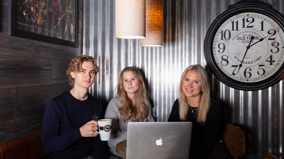  Oscar Karinkanta, Nora Nyberg and Sara Wikström at the café where much of the book was written.