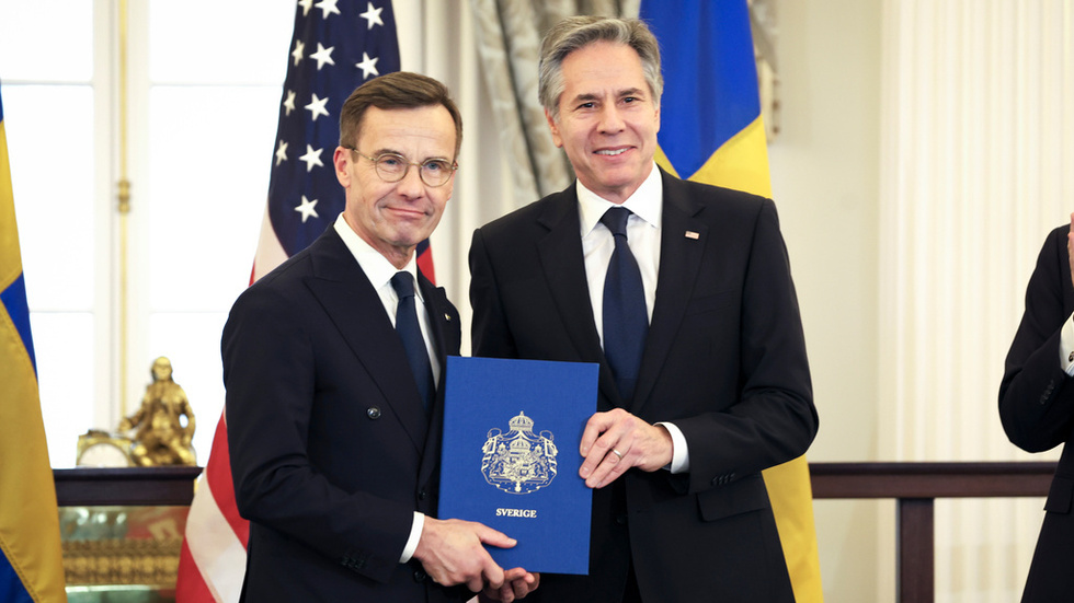 Sveriges statsminister Ulf Kristersson (M) lämnar över anslutningsdokumenten till USA:s utrikesminister Anthony Blinken som innebär att Sverige nu är medlem i Nato.