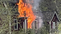 Hus brann ner på Vikbolandet – räddningtjänst kvar för bevakning