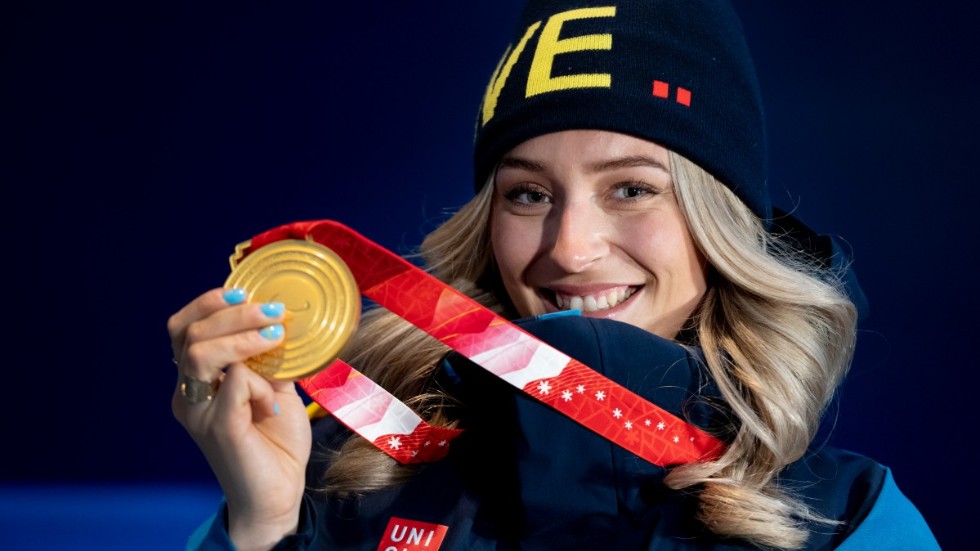 Ebba Årsjö med sin guldmedalj i kombinationen i Paralympics.