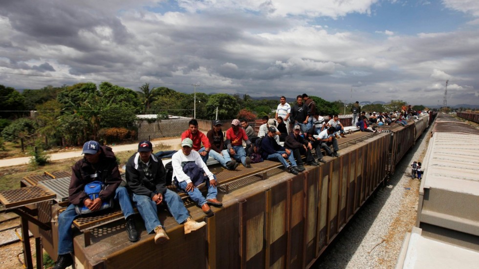 Människor - här mexikaner på väg mot gränsen mot USA - har alltid försökt hitta vägar att kunna få det bättre. Det är en drivkraft som är grundläggande för vår art. Är man ute och rör på sig utsätter man sig för mer tillfälligheter och slumper. 