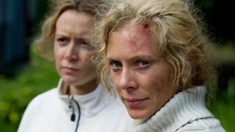 Eva Röse som polisen Maria Wern under filmatiseringen av Anna Janssons "Inte ens det förflutna" 2010. I bakgrunden Mirja Turestedt. 