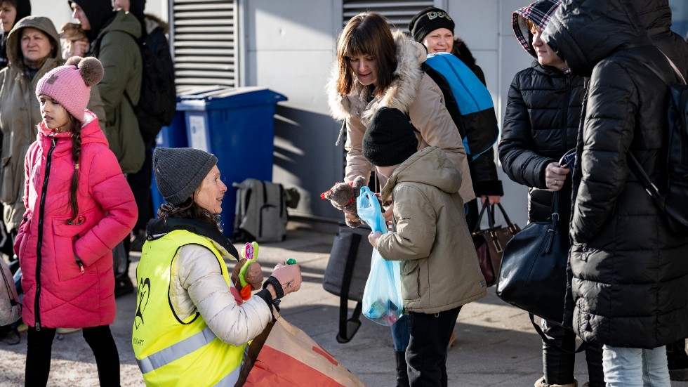 Omkring fyra av tio barn som kommit till Sverige från Ukraina läser i svensk skola. Bilden är tagen i Verköhamnen i Karlskrona i början av mars, då volontärer tog emot flyktingar som kommit med färja från Polen.