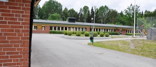 Krossade fönster till skola