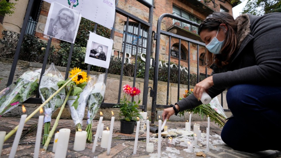 Fans har tänt ljus och lagt blommor vid hotellet i Bogotá i Colombia där Foo Fighters trummis Taylor Hawkins avled i fredags.