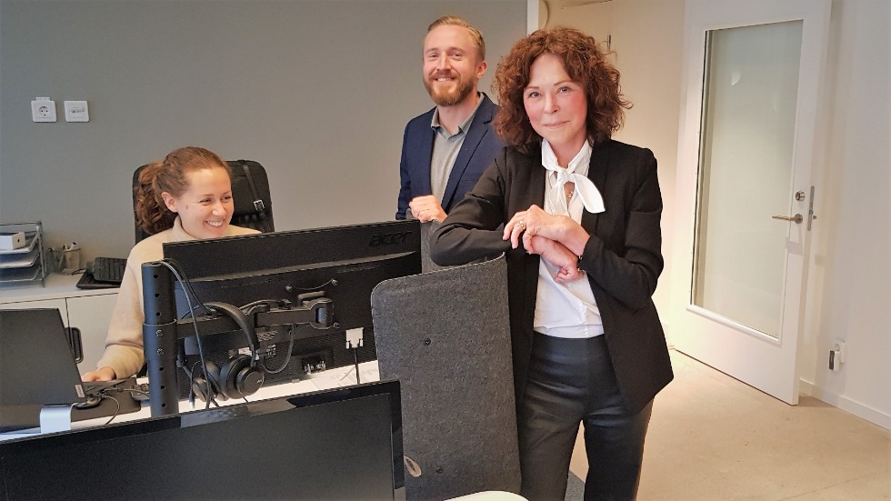 Malin Stavlind, ny ordförande i företaget Xameras styrelse och Jacob Svensson, vd i samspråk med Ellen Lerner bakom datorn.