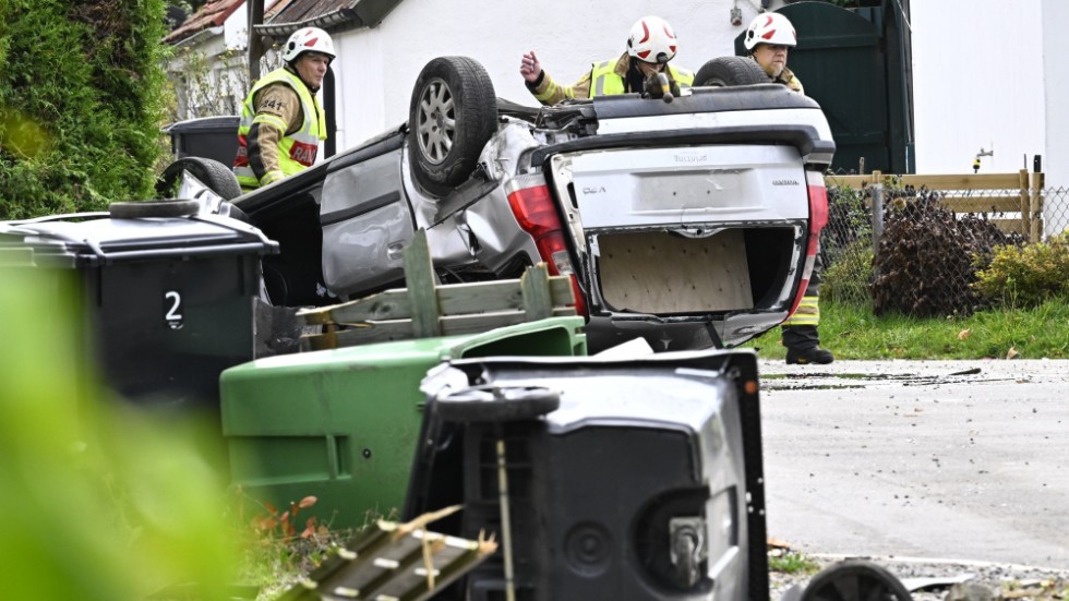 Tre ungdomar har förts till sjukhus sedan en A-traktor voltat i Anderslöv i södra Skåne. Flera soptunnor, ett elskåp och ett staket kördes ned vid olyckan.