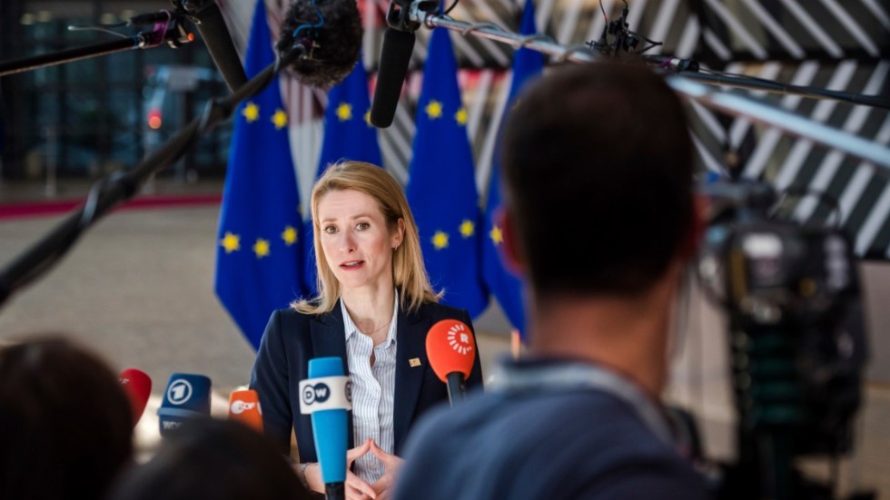 Estlands statsminister Kaja Kallas på väg in till tisdagens EU-toppmöte i Bryssel.