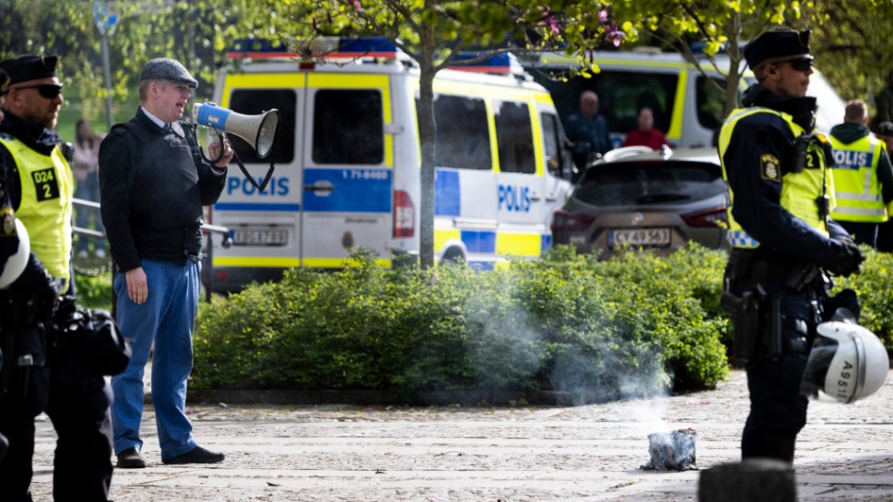 Bild från Västerås, i mitten av maj, där Stram Kurs Sveriges partiledare Rasmus Paludan brände en koran under ett torgmöte. 