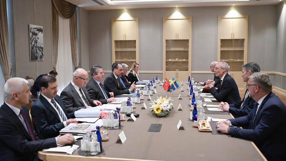 Turkiets delegation, till vänster, under mötet med Sveriges delegation till Ankara.