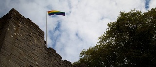 Nu hissas regnbågsflaggorna över Gotland