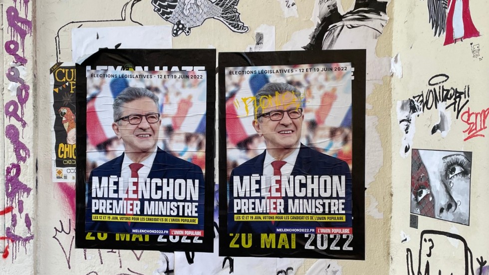 Valaffischer för den samlade franska vänstern på en nedklottrad husvägg i Lyon. Ledaren Jean-Luc Mélenchon hoppas bli premiärminister efter parlamentsvalen den 12 och 19 juni.