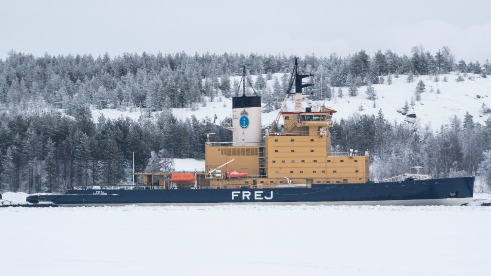 Isbrytarna har ryckt ut på färre platser denna säsong, men haft tjockare is att tampas med. Här ligger Sjöfartsverkets isbrytare Frej vid kaj i hamnen i Luleå. Arkivbild.