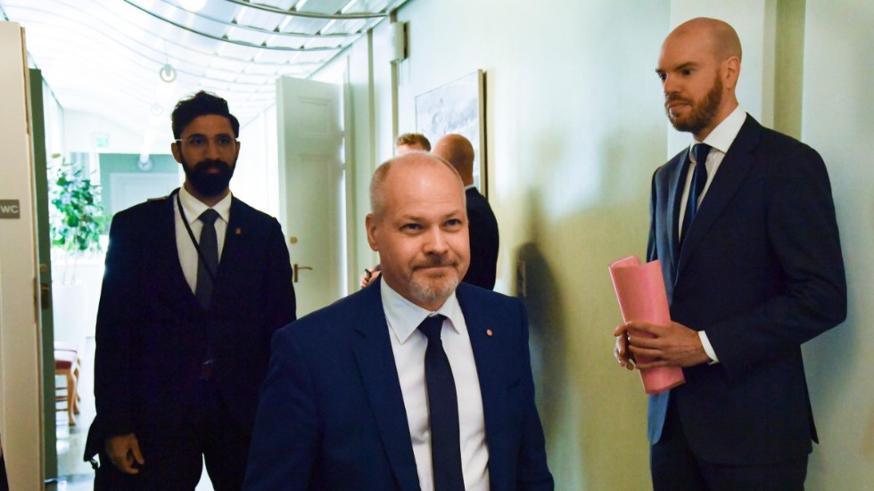 Inrikes och justitieminister Morgan Johansson (S) på väg in till riksdagens trafikutskott.