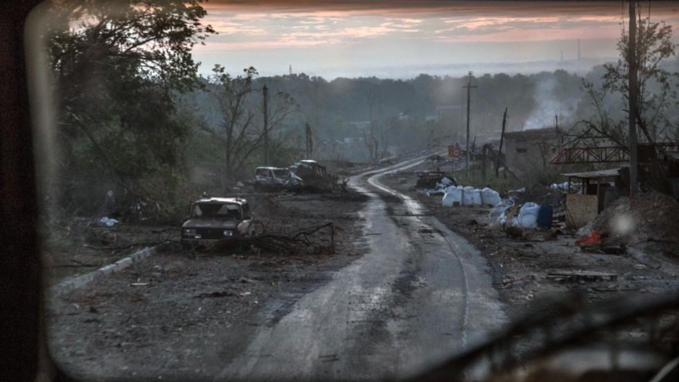 Resterna av en bil vid fronten i Sievjerodonetsk, den 8 juni. Arkivbild.