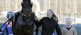 Familjen trav laddar för lunch och ponnytävlingar: "Skolan kommer i första hand. Hon vill bli veterinär"