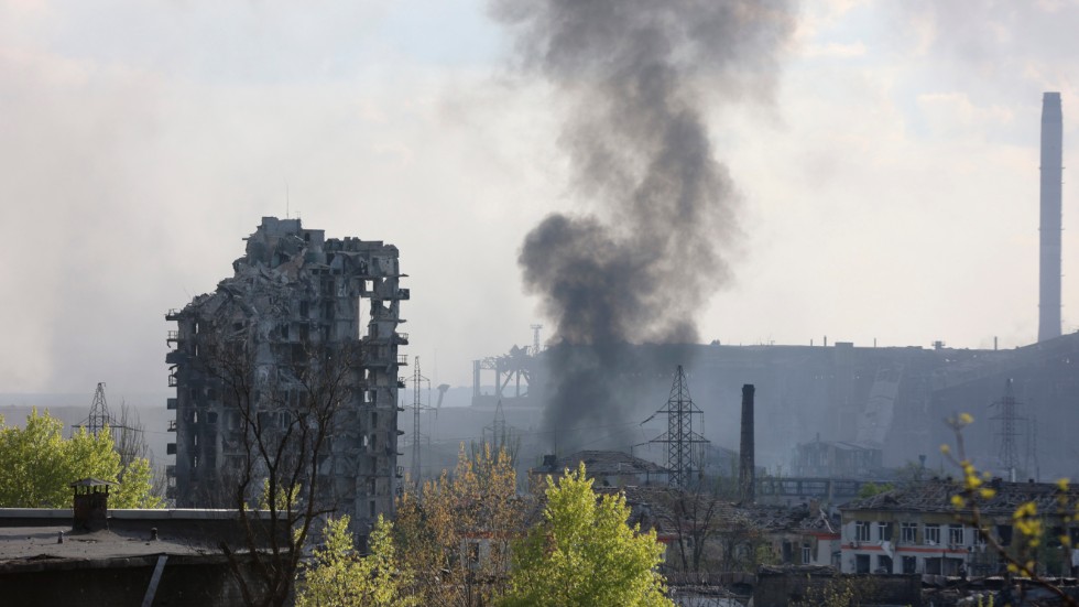 Stålverket Azovstal har blivit det sista fästet för ukrainska trupper i den av Ryssland hårt belägrade staden Mariupol. Bild från 4 maj.
