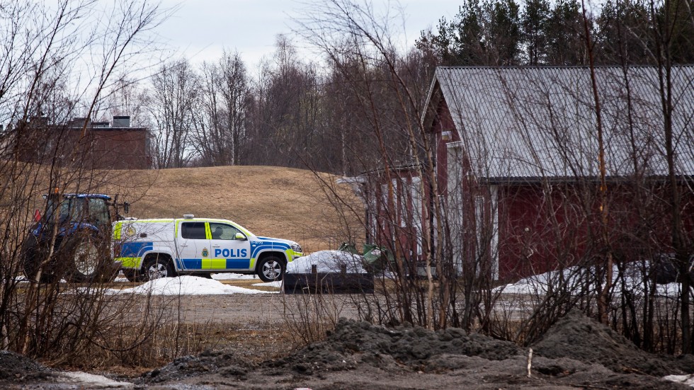 En polis sökte vid fotbollsplanerna på Nordlunda.