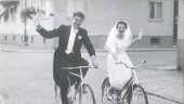 På cykel till bröllopsmiddagen