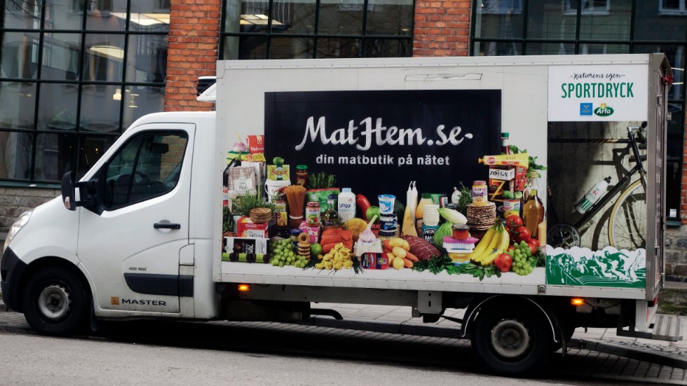 Kersti Arvidsson undrar varför Nyköpings kommun tagit beslutet att hemtjänstpersonalen ska beställa mat från Mathem i stället för att gynna lokala butiker.
