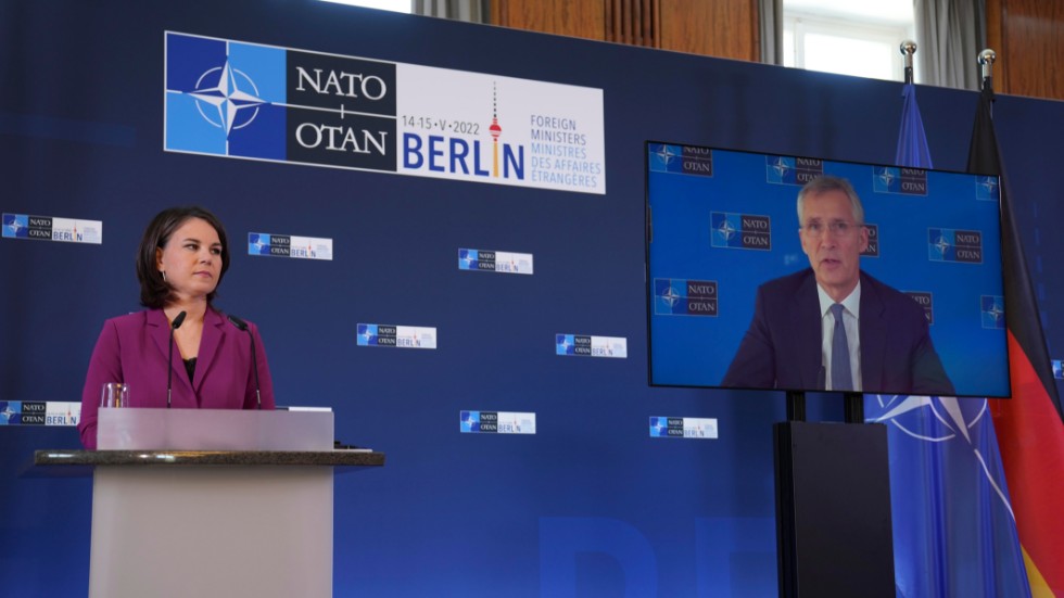 Tysklands utrikesminister Annalena Baerbock och Natos generalsekreterare Jens Stoltenberg (på länk från Bryssel) vid söndagens presskonferens i Berlin.