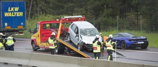 En bil voltade vid Nyköpingsbro – en person till sjukhus