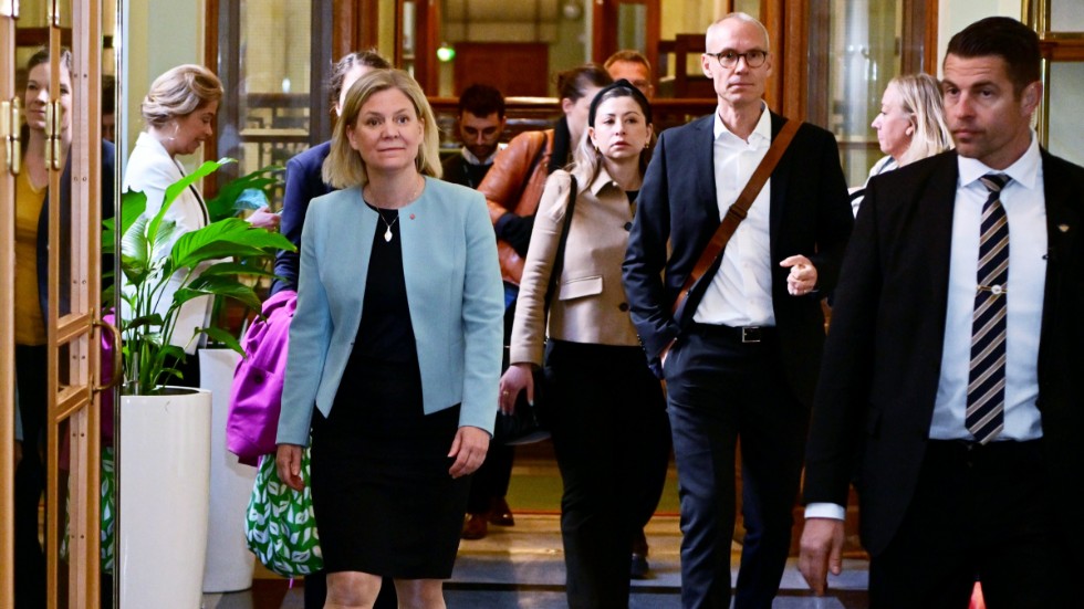 Socialdemokraternas partiledare och statsminister Magdalena Andersson anländer till partiets möte i andra kammarsalen, där ett Natomedlemskap ska diskuteras.