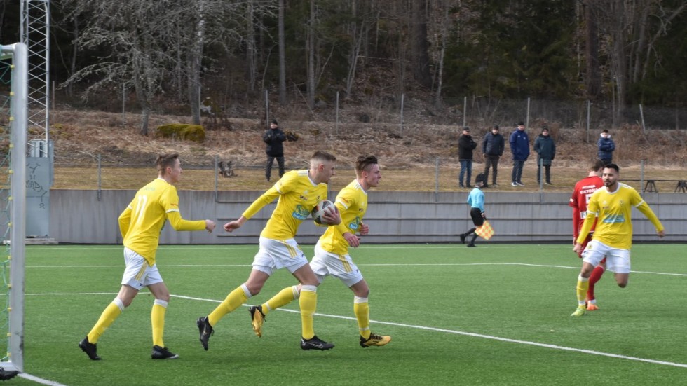 Här har Adam Härnström precis gjort sitt första mål i division 3 för Kisa.