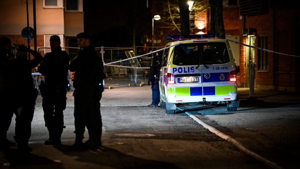 Den avlidne mannen låg ner i närheten av ett torg i Skarpnäck när polis och ambulans kom fram.