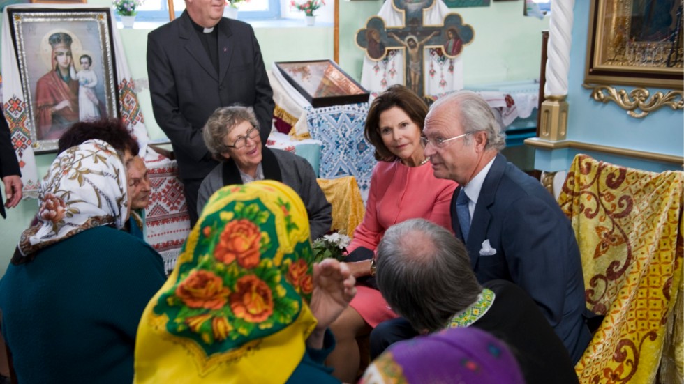 År 2008 besökte kungaparet Gammalsvenskby . Här i samtal med medlemmar i svenska kyrkan i byn. Arkivbild.