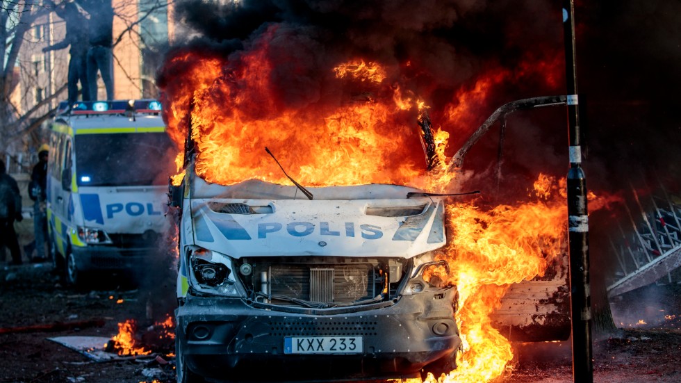 Motdemonstranter satte eld på tre polisbussar i Sveaparken i Örebro.