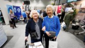 Här är Gudrun, 93, på jakt efter bridgeresa på seniormässan: "Behöver inte vara tråkigt att vara pensionär"