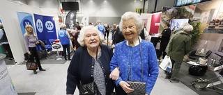 Här är Gudrun, 93, på jakt efter bridgeresa på seniormässan: "Behöver inte vara tråkigt att vara pensionär"